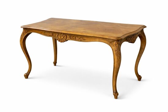 Elegantais riekstkoka kafijas galdiņš